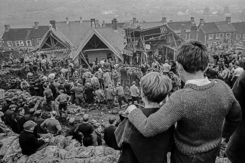 black and white image from the time of aberfan