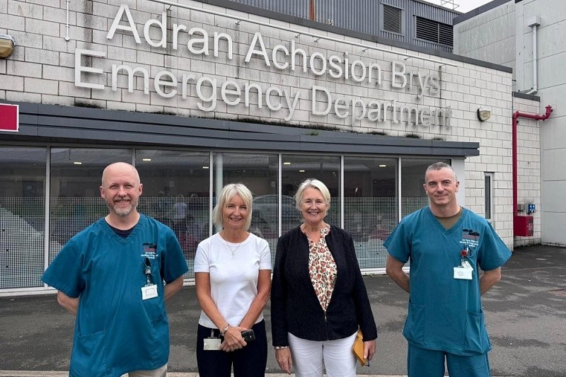 Siân Gwenllian AS yn ymweld ag Adran Achosion Brys Ysbyty Gwynedd